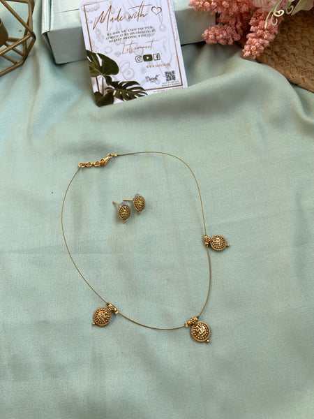 Invisible Coin Chain with Studs