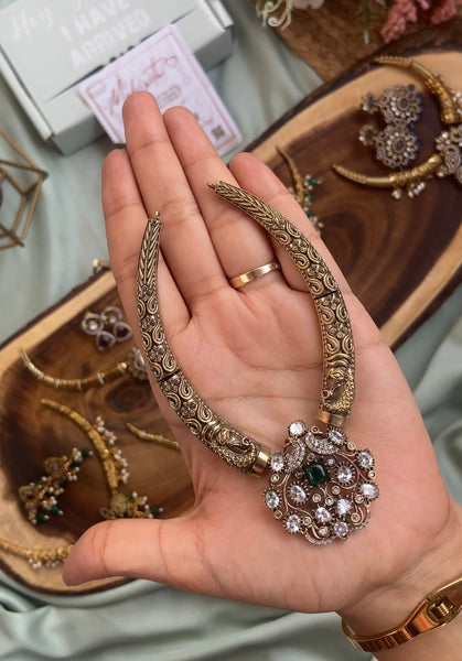 Simple AD Peacock Hasli Necklace
