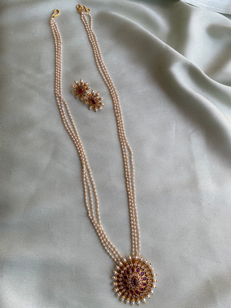 Kemp Pendant with pearl chain and studs